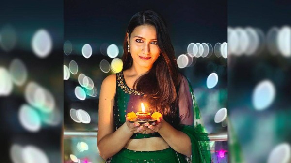 Elegant Diwali photo poses for women
