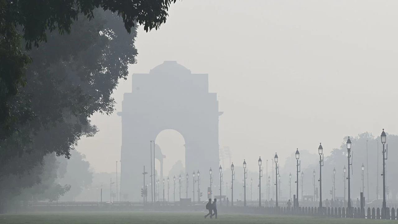 The Air Quality Early Warning System (AQEWS) for Delhi has further predicted that pollution levels will escalate into the dirtier end of the "very poor" range on Diwali. (Photo credit: Arvind Yadav/HT via Getty Images)