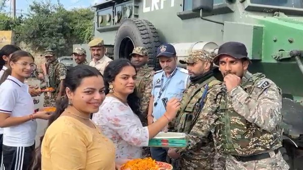 J&K: Girl students celebrate 'Bhai Dooj', apply tilak to on-duty jawans