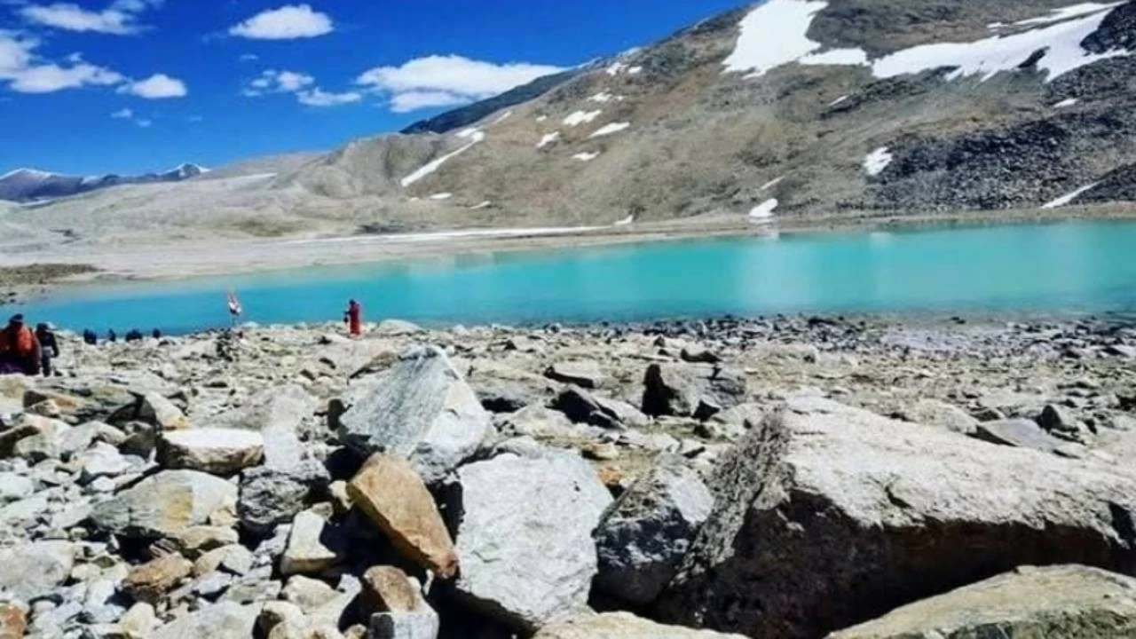 One striking example of the cold in high-altitude areas is Devtal Lake in Chamoli district. Located near Mana village at an altitude of 18,000 feet, the lake has completely frozen due to severe cold.