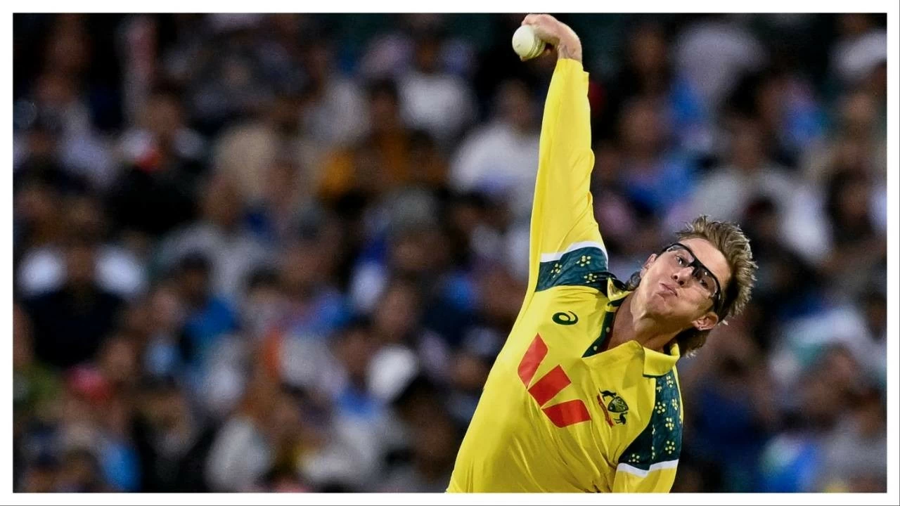 Adam Zampa bowls during the third ODI in Sydney on Oct. 25.
