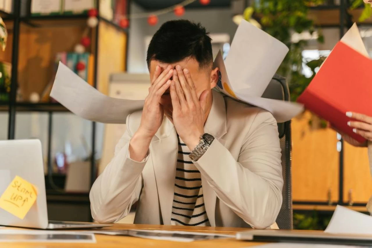 Crossing legs, slumping forward, or leaning on hard armrests may seem harmless, but over time they increase nerve pressure and reduce circulation.