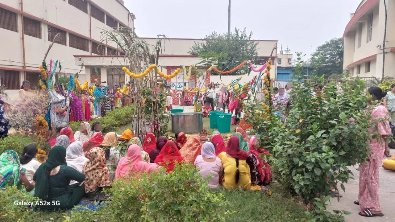 In the Mandoli Prison Complex also, women inmates celebrated Chhath Puja. It shows that while time stops inside the prison complex, the joy festivities do reach to the inmates. The women made all the arrangements of the Puja and celebrated the occasion. (Photo credit: TV9)