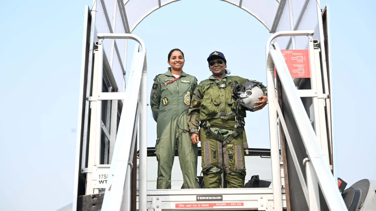  Pre-flight photos showed both President Murmu and Wing Commander Shivangi Singh smiling. (Photo credit: TV9)