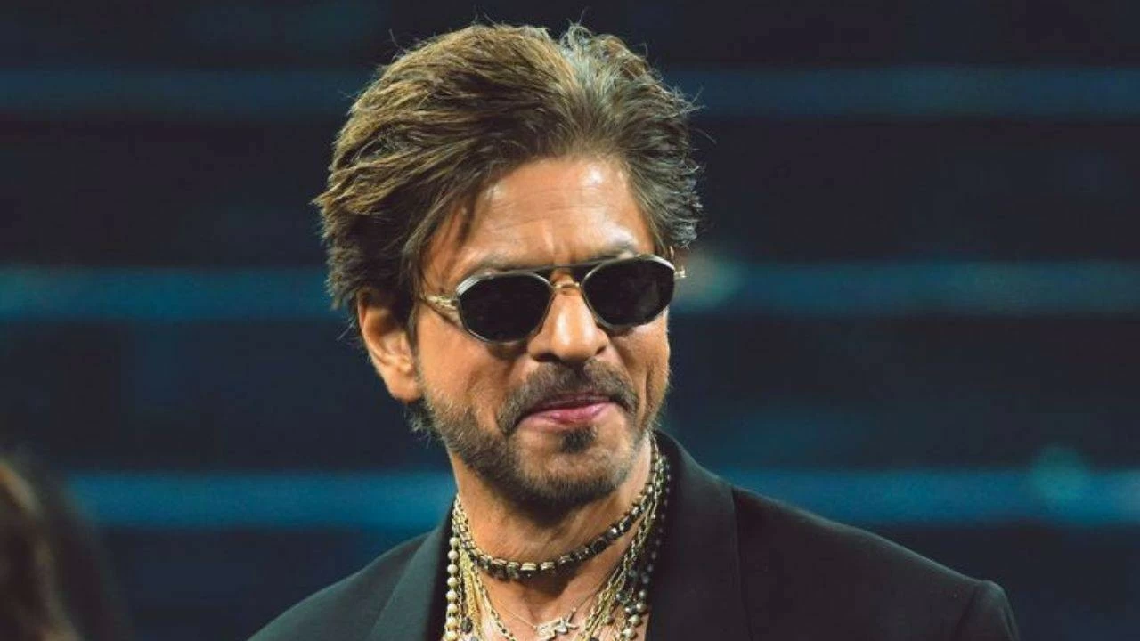 Shah Rukh Khan says to a fan,' Mannat mein toh mere paas bhi room nahi hai' | Here's why he said this