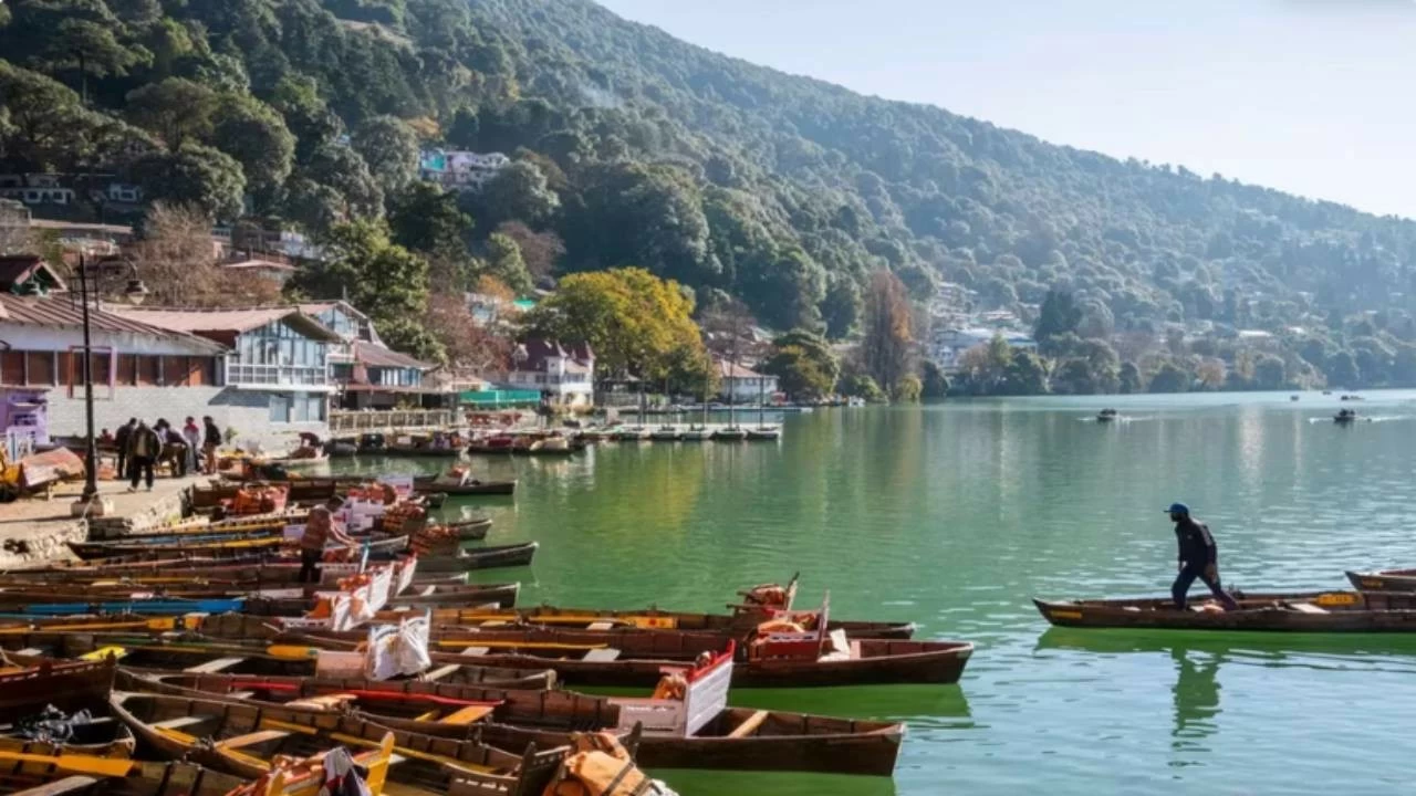 Naini Lake in Nainital is facing an environmental crisis. Tourists feeding bread to fish and littering are harming the lake’s ecosystem. Experts warn of falling oxygen levels and rising infections.