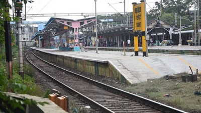 A 19-year-old girl was pushed out of the Kerala express train by a 49-year-old at the Varkala-Sivagiri railway station 