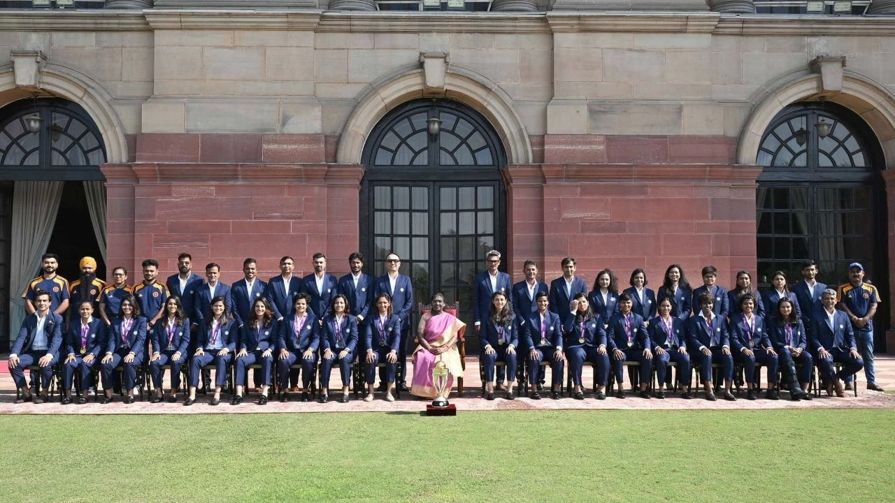 President Murmu felicitates the world champion Indian women's team.