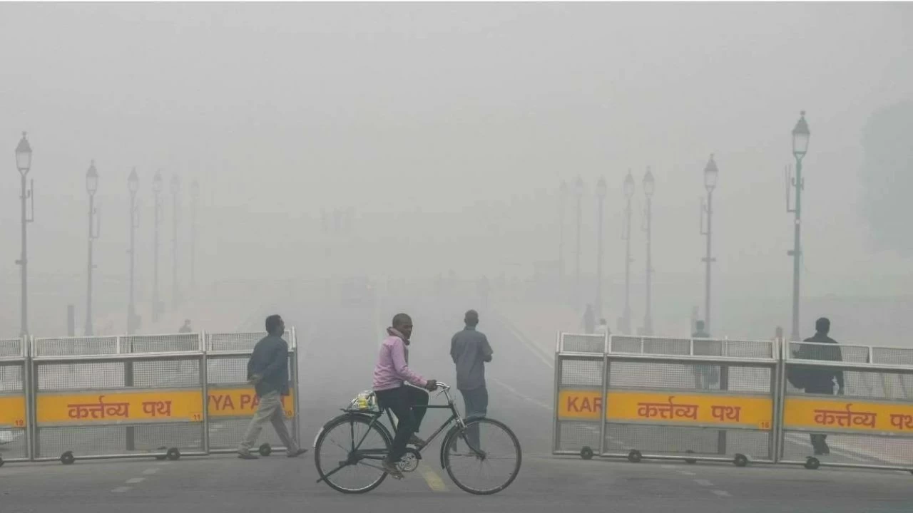 Doctors have cautioned that the annual smog that engulfs Delhi each winter affects more than just the lungs. 