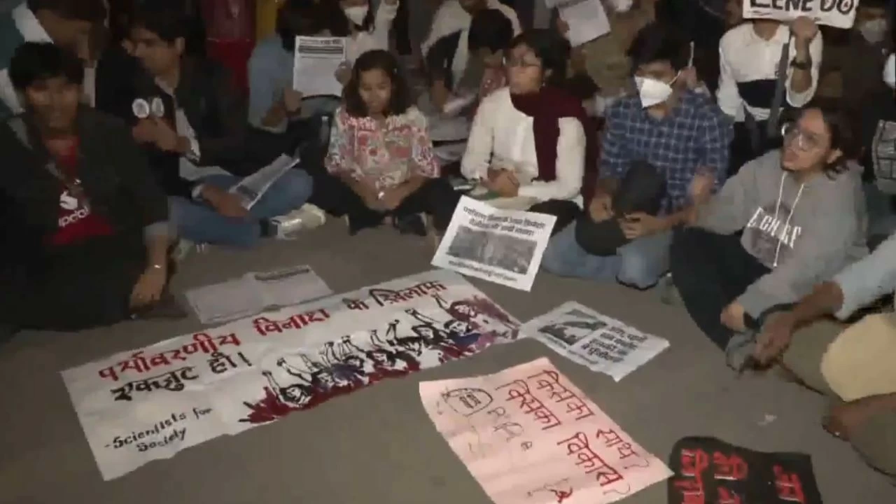 AAP backed the anti-pollution protest, with party leader Priyanka Kakkar accusing the BJP of denying the severity of the crisis. 