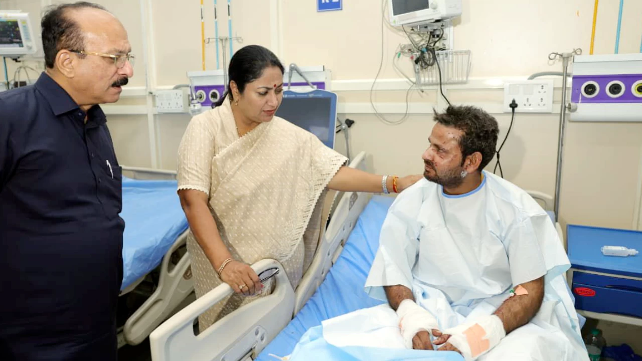 Delhi CM Rekha Gupta and Delhi Minister Ashish Sood meet an injured at Lok Nayak Hospital after the blast  (PTI)