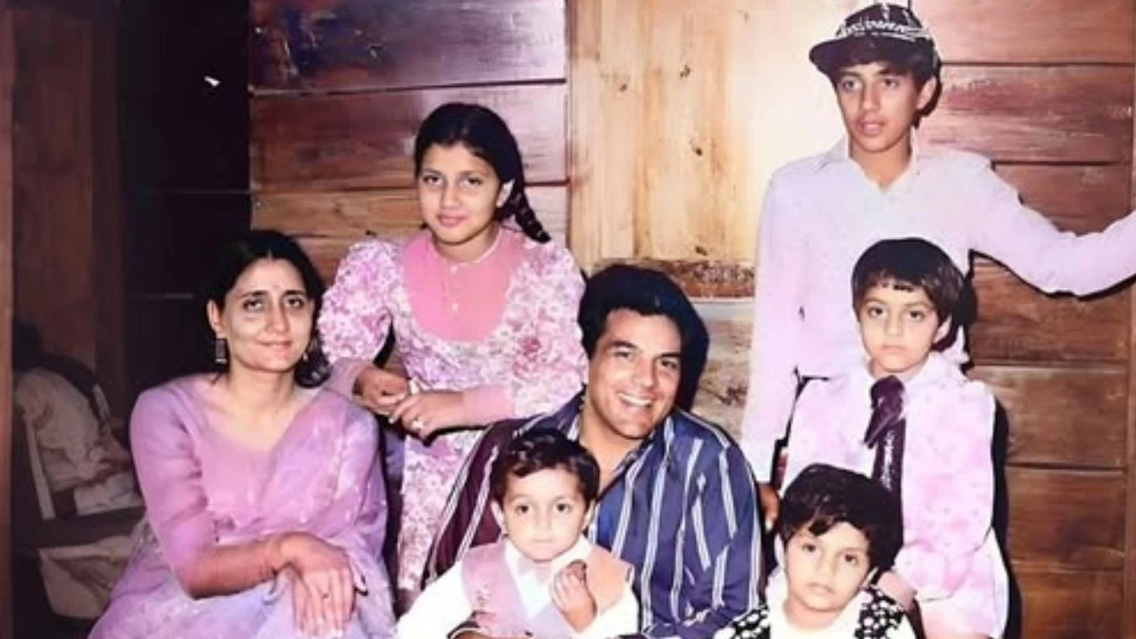 Dharmendra with first wife Prakash Kaur and children