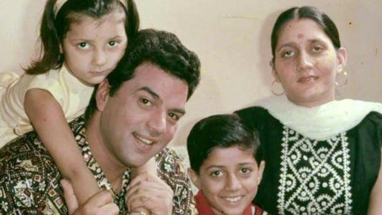 Dharmendra with Prakash Kaur and kids