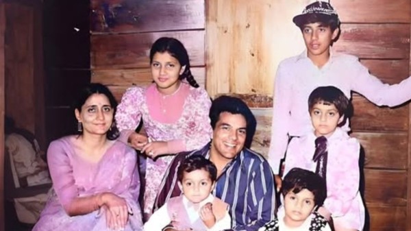 Dharmendra with first wife Prakash Kaur and children