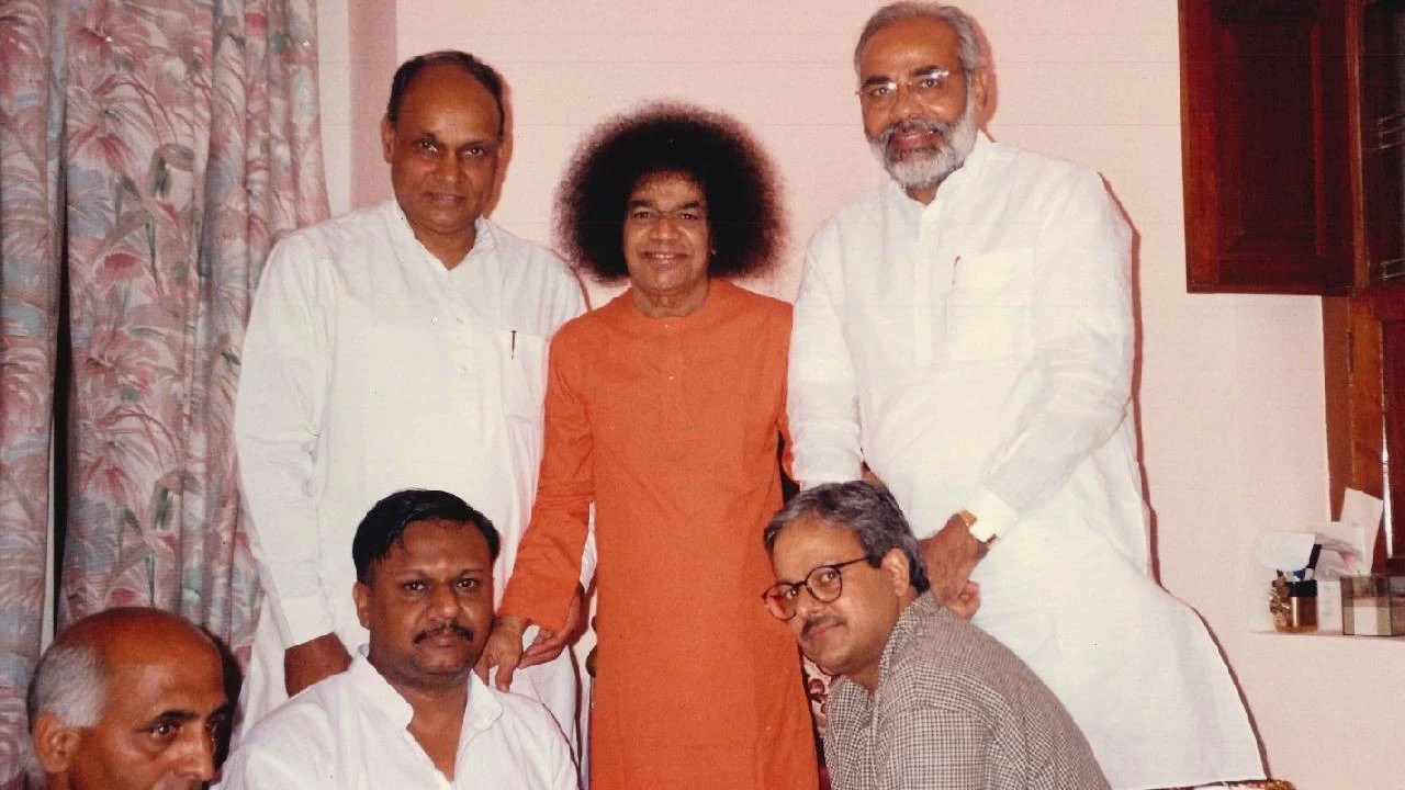 PM Modi shared a picture of his visit to Puttaparthi Sai Baba as CM of Gujarat.