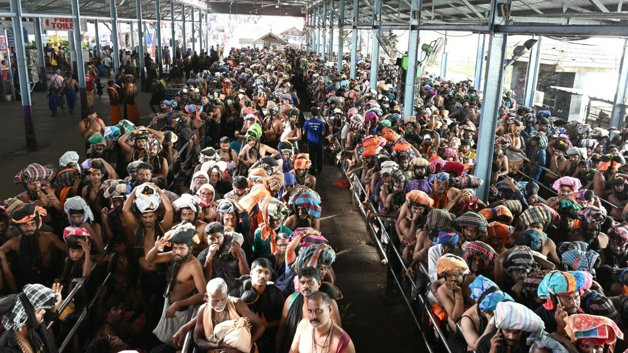 Crowds swell at the Sabarimala temple in Pathanamthitta 
