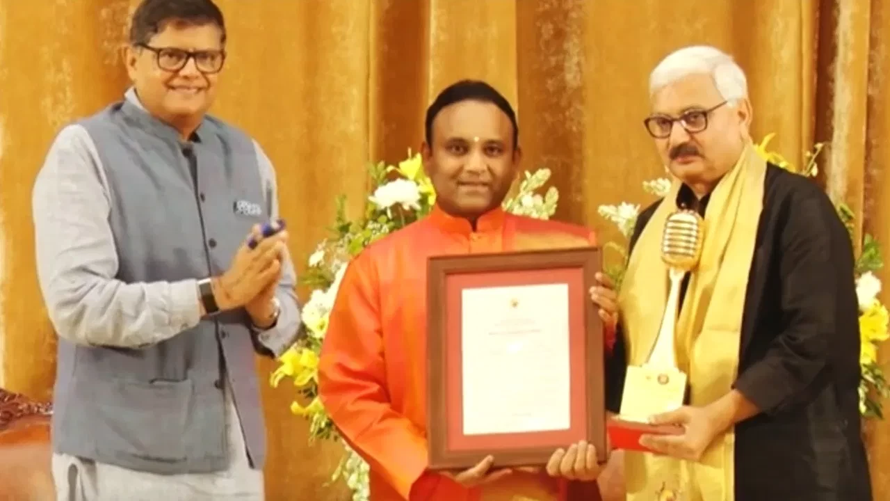 The felicitation ceremony took place at the One World, One Family World Cultural Festival organised at Satya Sai Gram in Chikkaballapur, Karnataka. (Photo credit: TV9 Hindi)