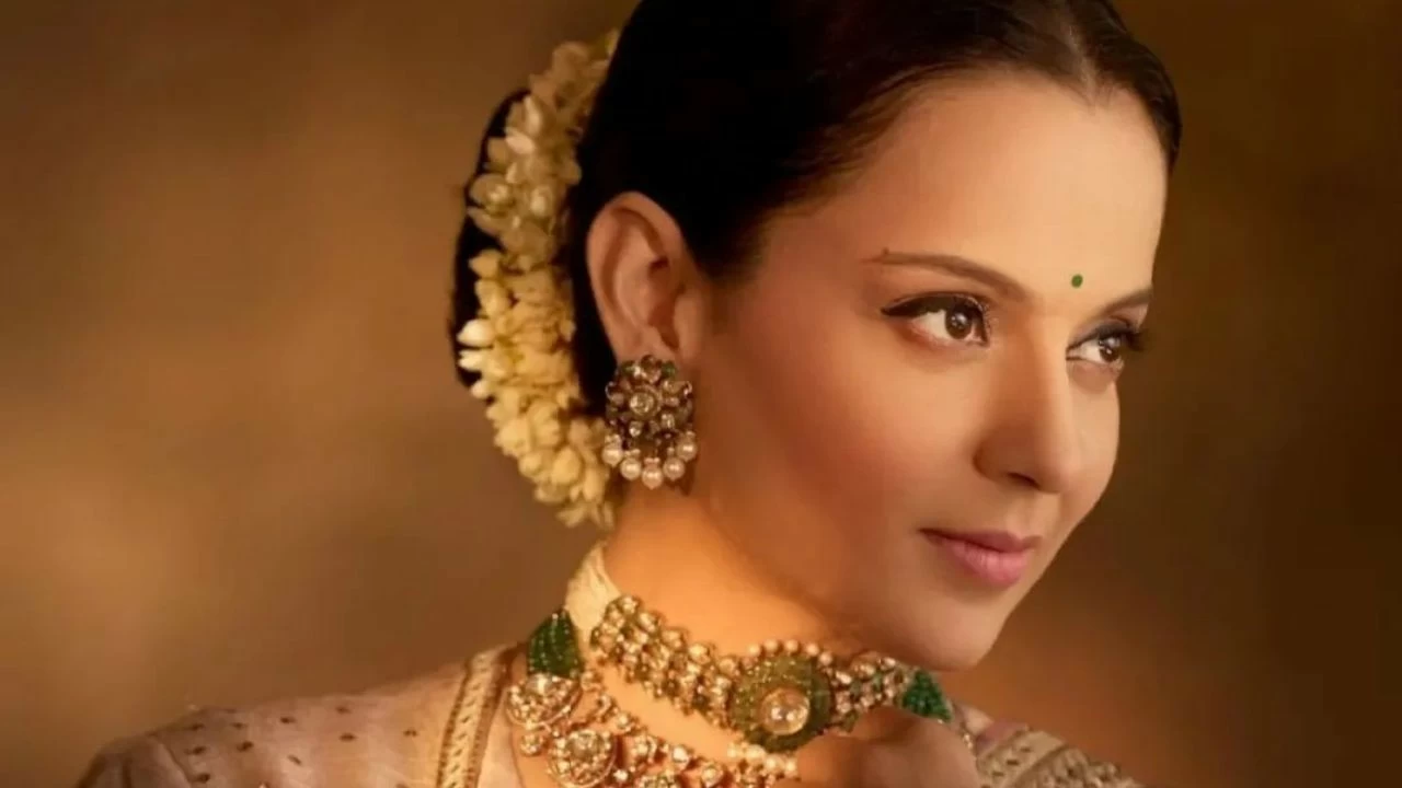 Kangana Ranaut's spiritual journey: A glimpse into her deeply peaceful Dwarkadhish temple visit.