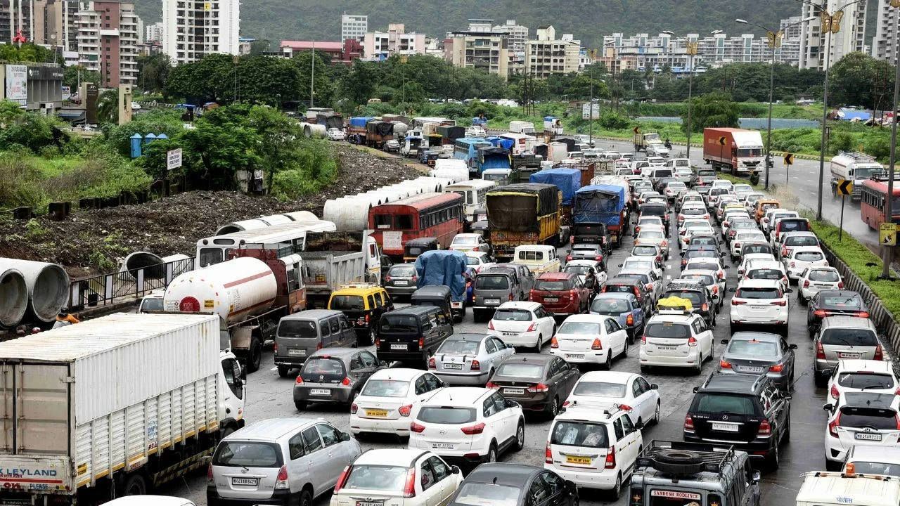 Traffic restrictions are in place for 1 year on the Sion-Panvel Highway owing to construction of an underground tunnel 