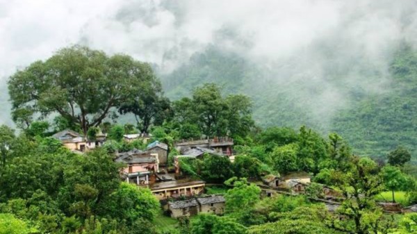 The weather in Uttarakhand has turned harsh due to dry cold, troubling people from the mountains to the plains