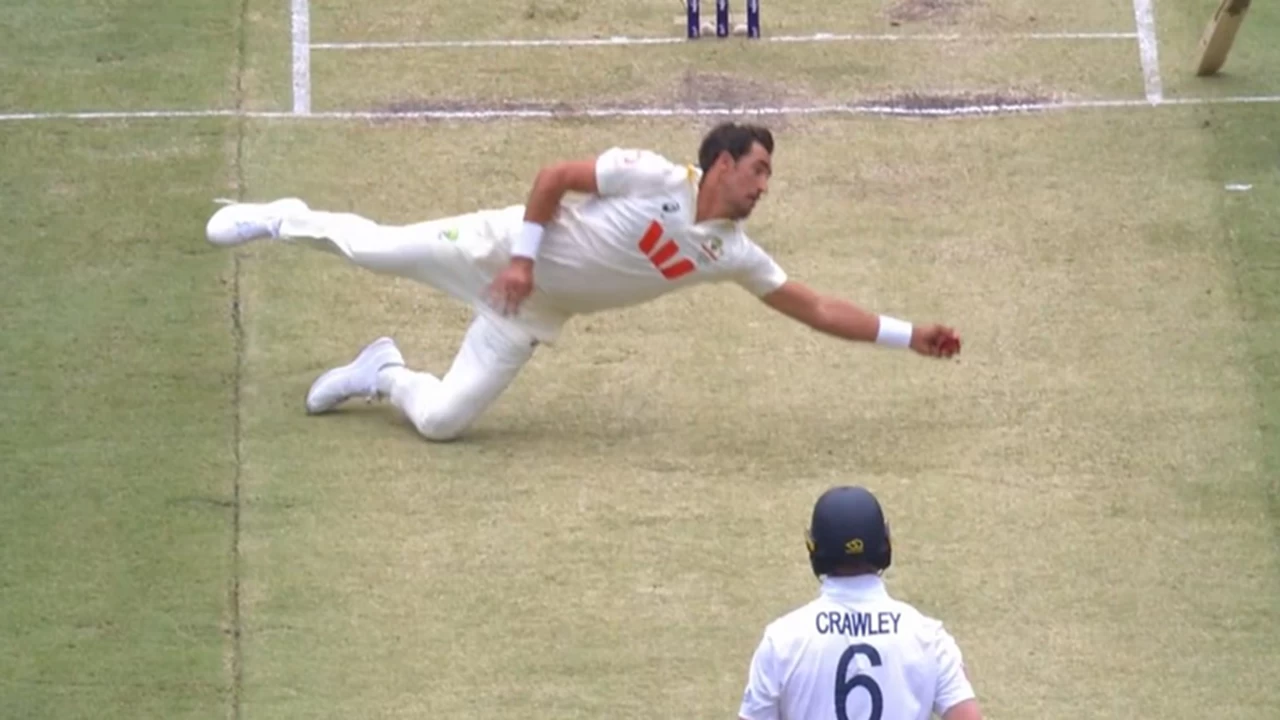Mitchell Starc pulled off a stunning catch in the 1st Ashes Test against England.