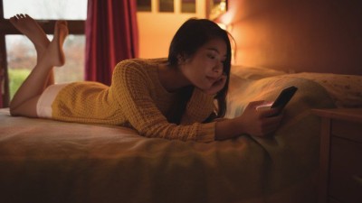 Bloomscrolling tips to improve your mood and calm your mind