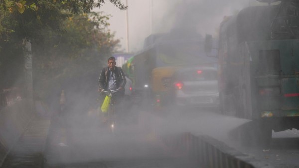 At ITO, the AQI stood at 370, while Noida's Sector 125 recorded a 'severe' AQI of 434