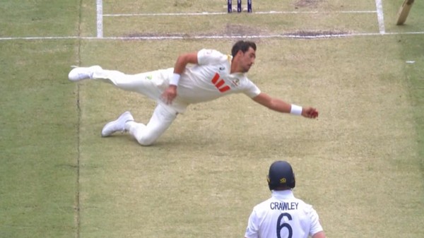Mitchell Starc pulled off a stunning catch in the 1st Ashes Test against England.
