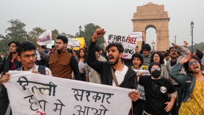 People raise slogans during a protest against worsening air quality in the national capital, at the India Gate, in New Delhi. (Photo credit: PTI)