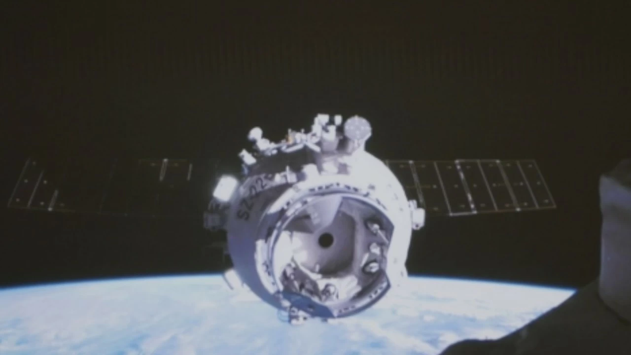 The Shenzhou-22 spaceship approaching the Tiangong orbital complex. 