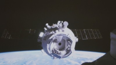 The Shenzhou-22 spaceship approaching the Tiangong orbital complex. 