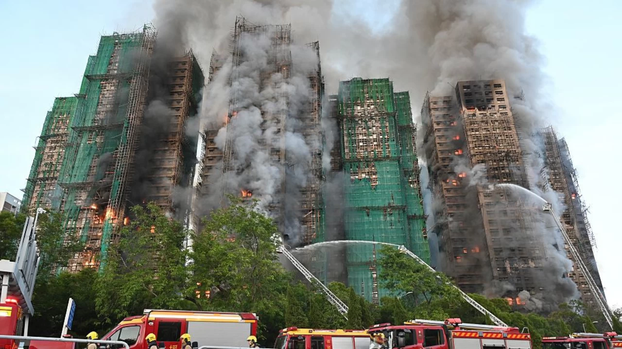 Notably, Hong Kong has some of the most densely populated residential buildings and skyscrapers. Flames first hit bamboo scaffolding on several apartment blocs of Wang Fuk Court, located in the northern district of Tai Po. The building was reportedly undergoing maintenance work. (Photo credit: Getty Images)