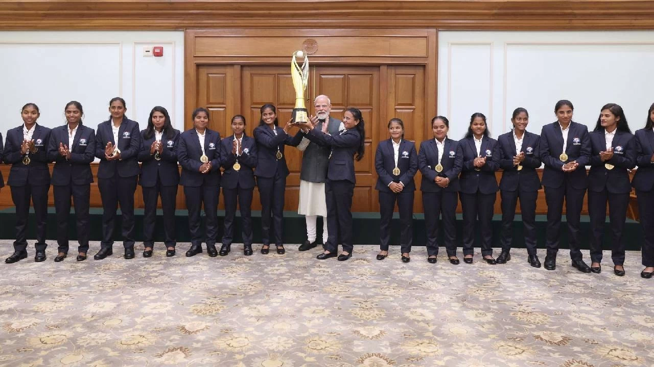 PM Modi met the Indian women&#039;s blind team.