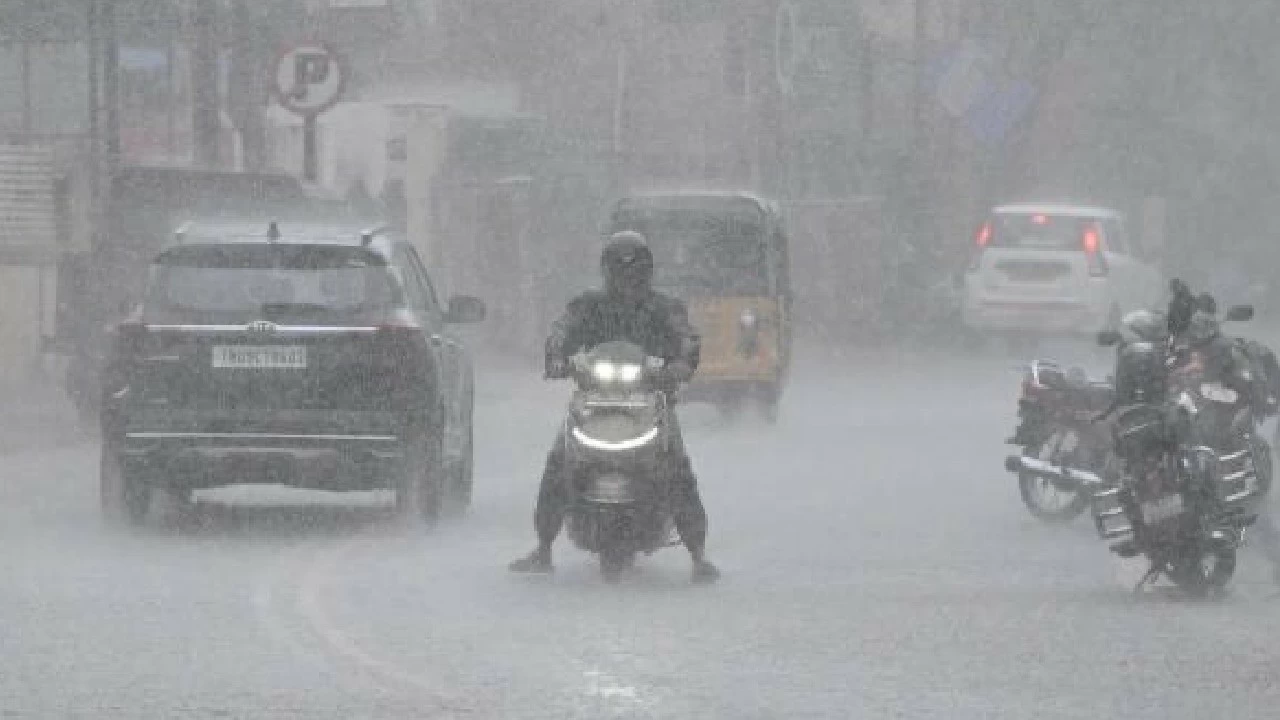 Cylcone Ditwah LIVE updates: Several Tamil Nadu districts announce holiday for schools as rains set to intensify along coast