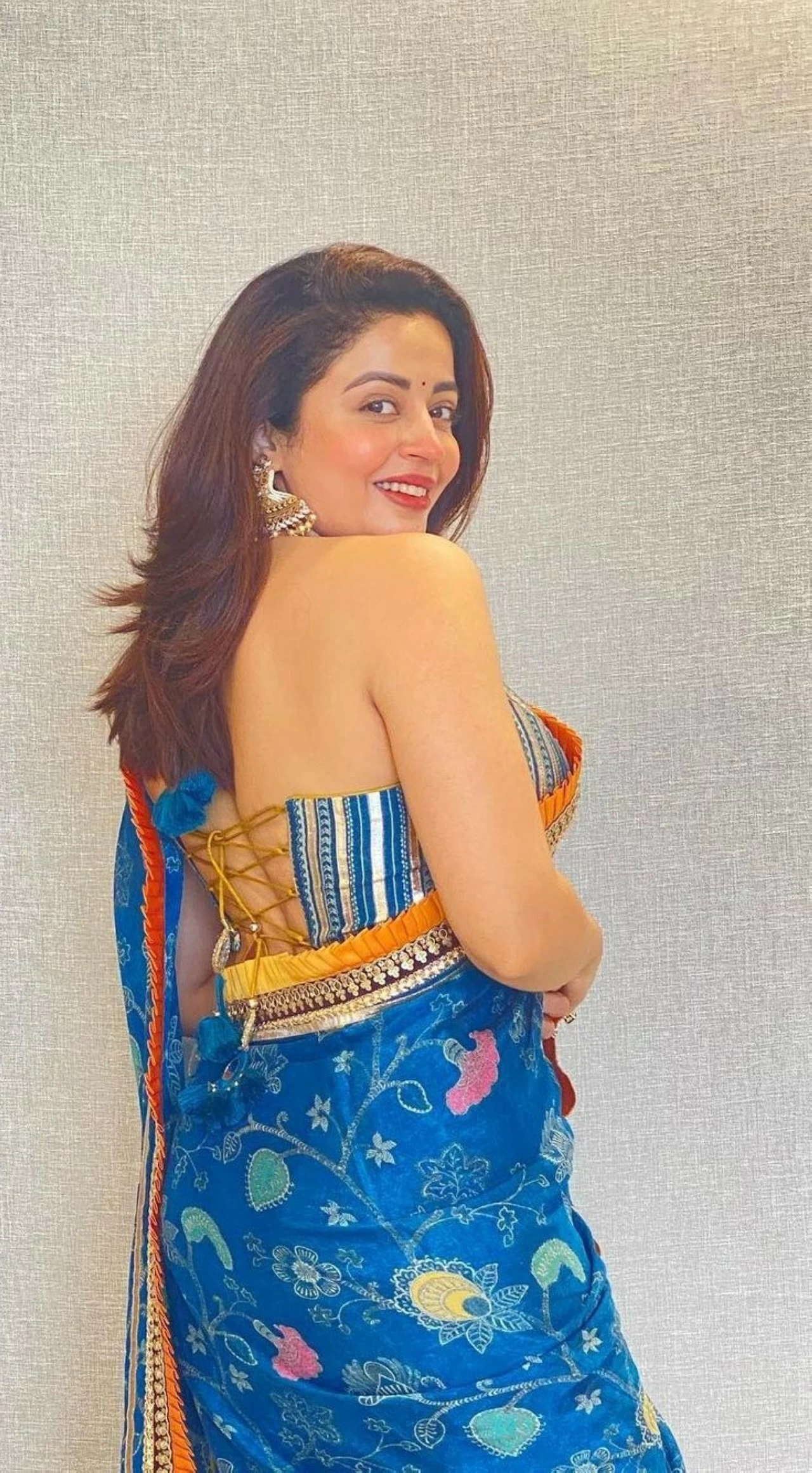 Her poised, confident vibe redefines glamour through authentic Indian craftsmanship.