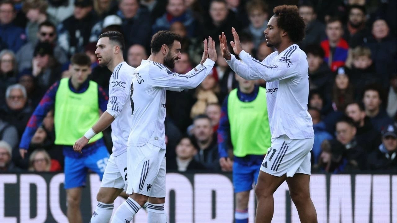 Manchester United beat Crystal Palace 2-1.