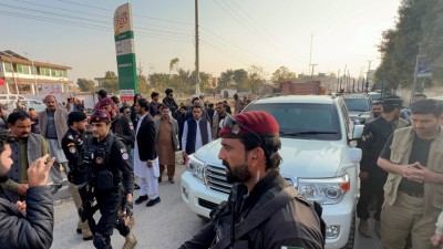 Police commandos escort a vehicle carrying Sohail Afridi. (Photo credit: Reuters)
