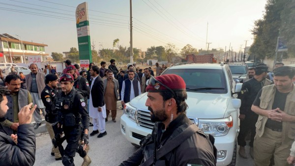 Police commandos escort a vehicle carrying Sohail Afridi. (Photo credit: Reuters)