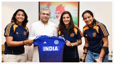 Railway minister Ashwini Vaishnaw in a felicitation ceremony with the three women cricketers in November.