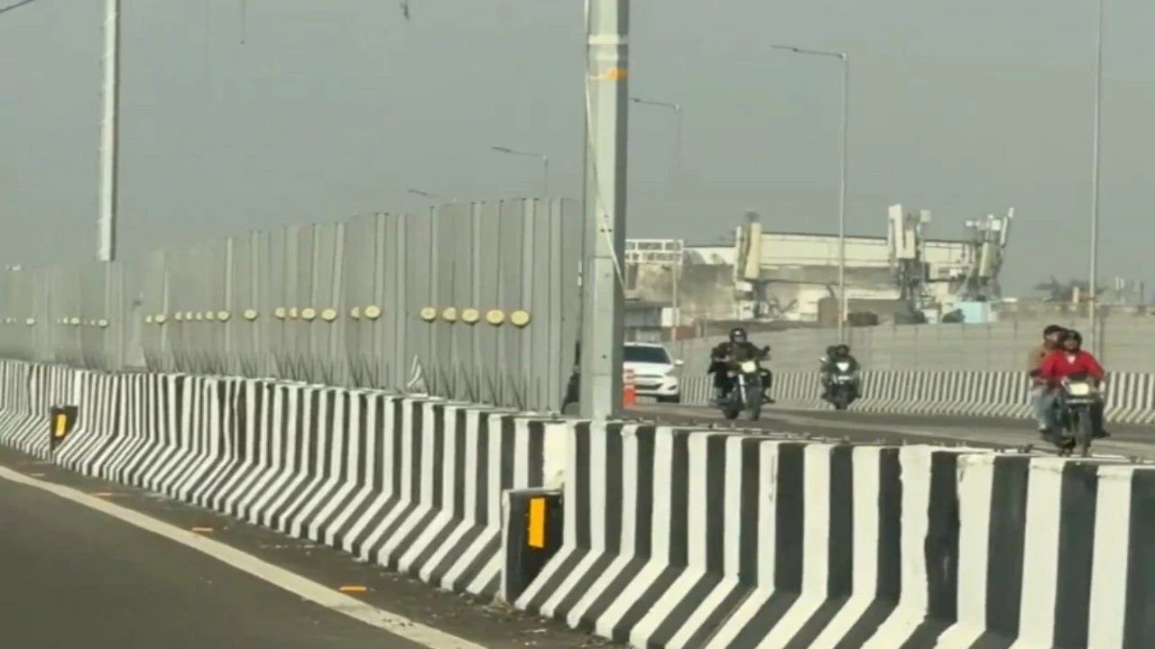 A commuter travelling on the route posted a video on social media, showing long empty gaps along the central divider where iron rods were supposed to be fixed.