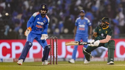 South Africa defeated India by 4 wickets in the 2nd ODI in Raipur.