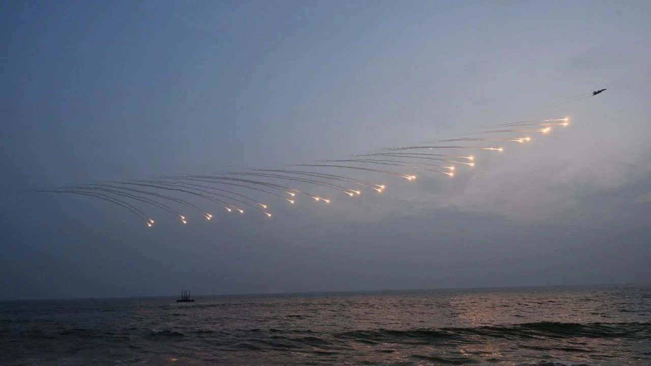 Indian Navy&#039;s air show held off Trivandrum coast on December 3 