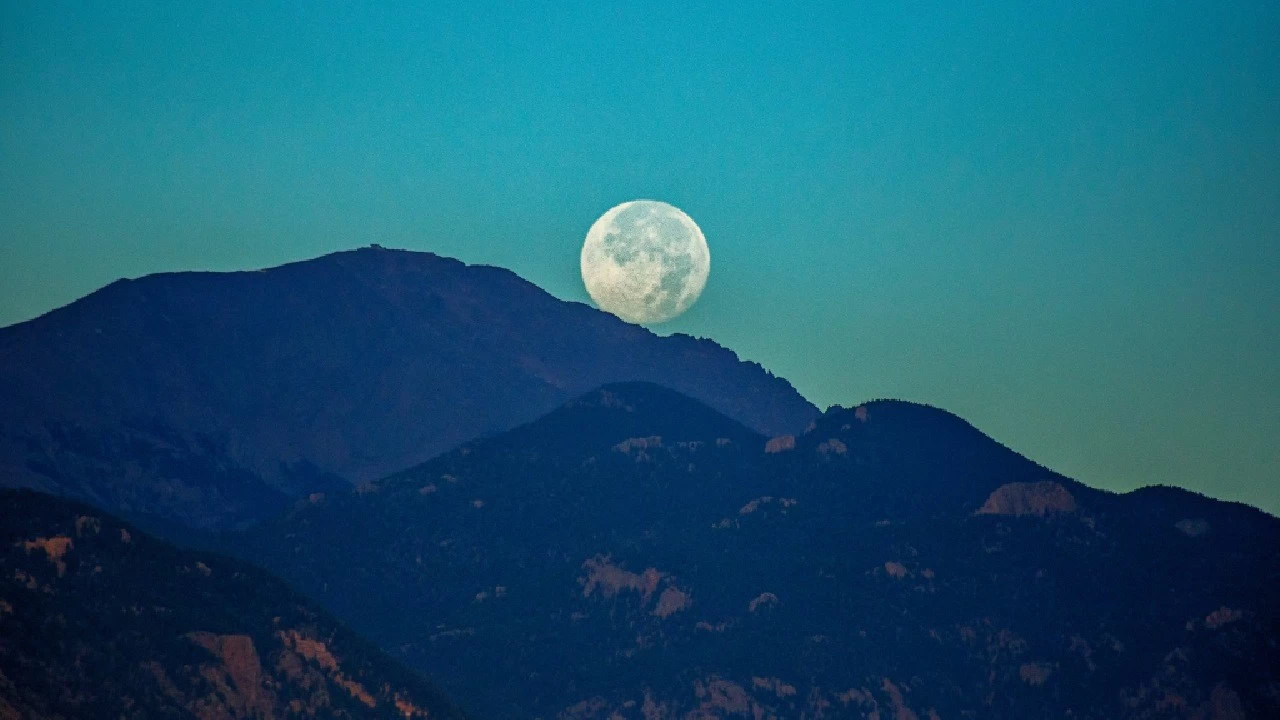 Cold Supermoon Peaks Tonight as 2025&#039;s Last Full Moon 