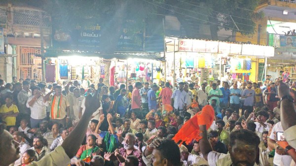 Police declined to allow lighting of the lamp citing law and order issue and saying they are going to file an appeal.
Protesting members of the Hindu outfits attempt to enter the blocked way.
