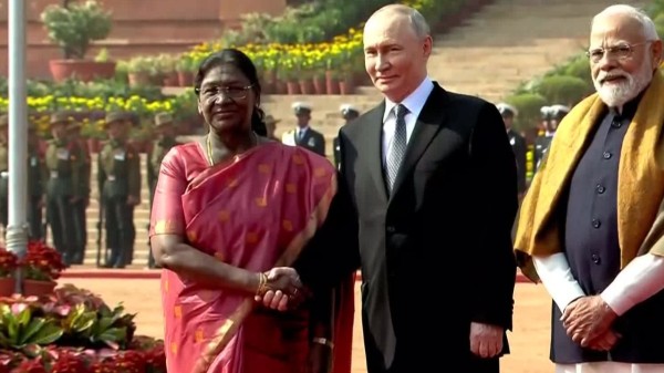 Putin_leaves_forecourt_of_Rashtrapati_Bhawan