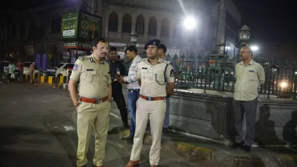 Hyderabad CP VC Sajjanar on night inspection in the city 