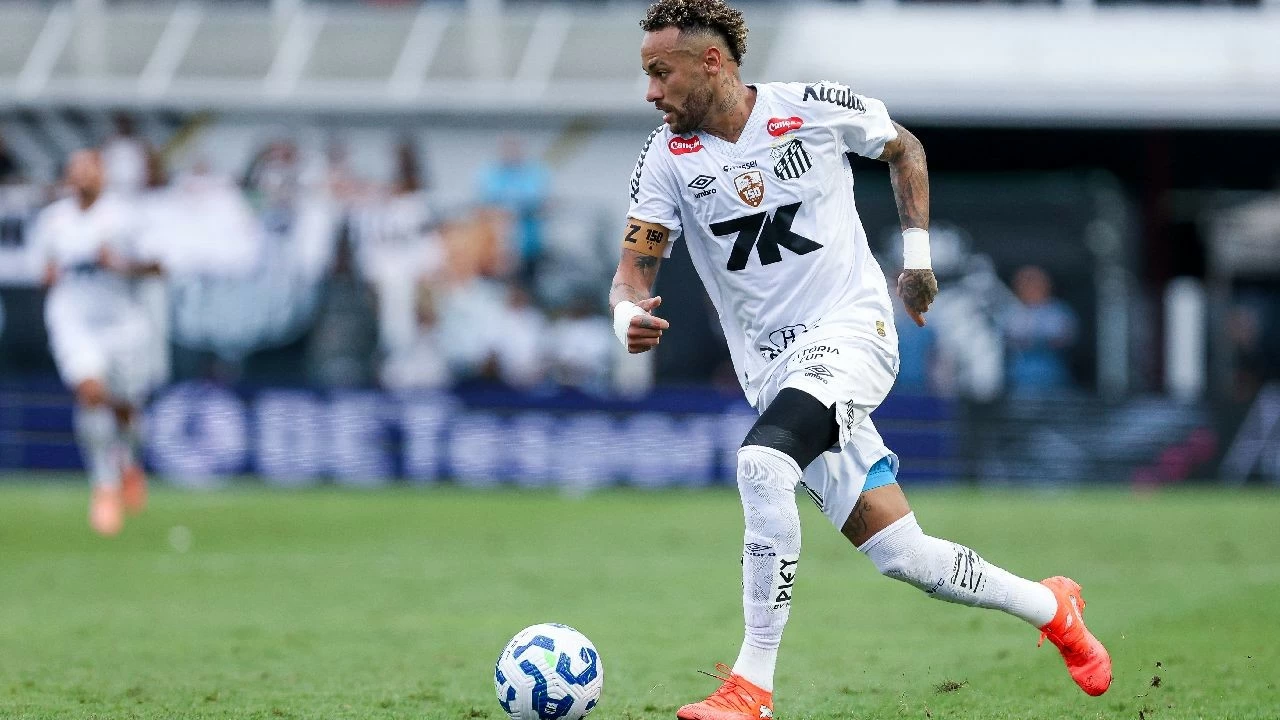 Neymar Junior of Santos runs with the ball during the Brasileirao 2025 match between Santos and Cruzeiro at Urbano Caldeira Stadium (Vila Belmiro) on December 7, 2025 in Santos, Brazil.