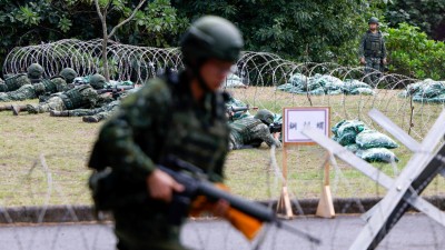 Taiwan reservists participate in a small unit combat training session at Loung Te Industrial Parks Service Center. (Photo credit: Reuters)