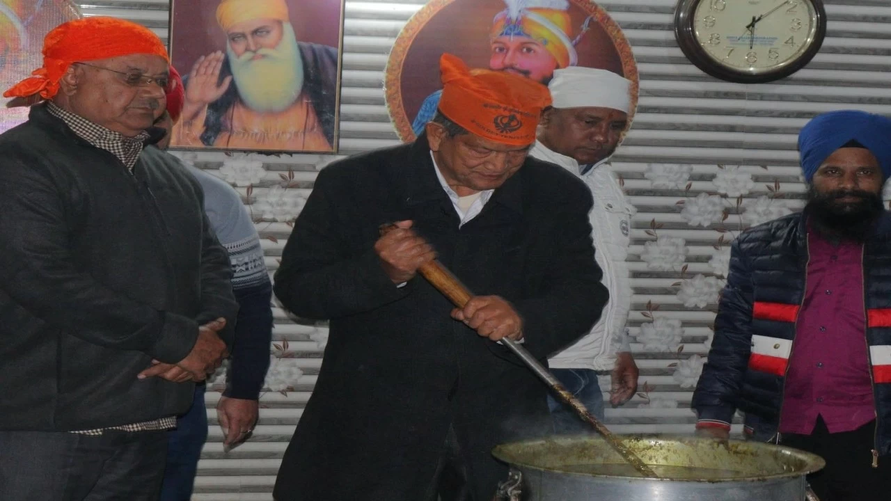 Harish Rawat offered prayers at the gurdwara, performed Joda Seva (shoe service), served langar, and distributed prasad.
