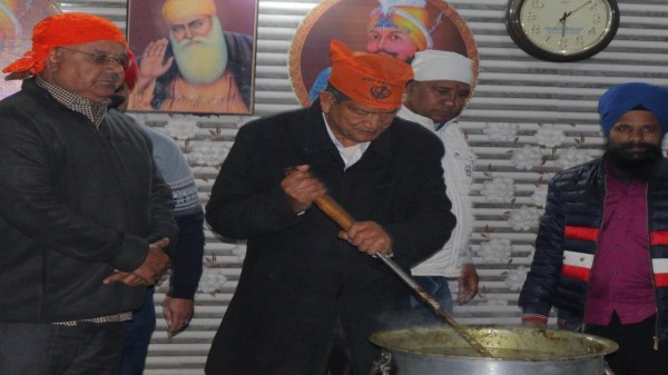 Harish Rawat offered prayers at the gurdwara, performed Joda Seva (shoe service), served langar, and distributed prasad.